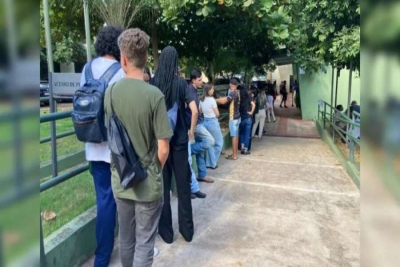 Eleitores encaram fila de cinco horas de espera no Fórum Eleitoral de Londrina
