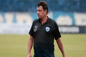 Vitorioso na estreia, Adilson Batista elogia LEC contra Athletico