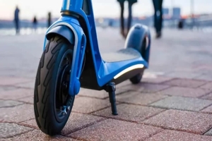 Mulher fica ferida após cair de patinete elétrico no Centro de Londrina