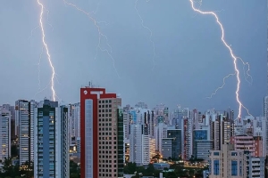 Chuvas mais intensas devem seguir até quarta em Londrina, diz Inmet
