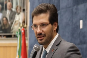 Tiago Amaral toma posse e assume mandato como prefeito de Londrina