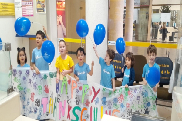 Estudantes de Londrina presenteiam trabalhadores dos Correios