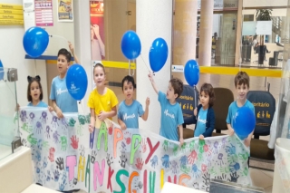Estudantes de Londrina presenteiam trabalhadores dos Correios