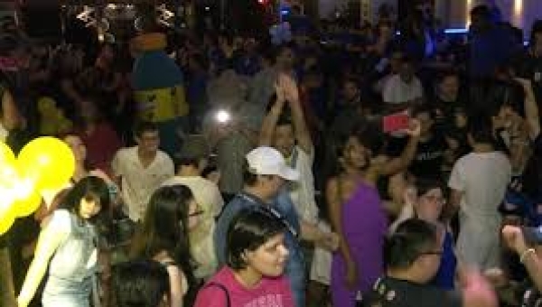 Jovens lotam boate de Londrina para celebrar o dia 21 na Balada Down