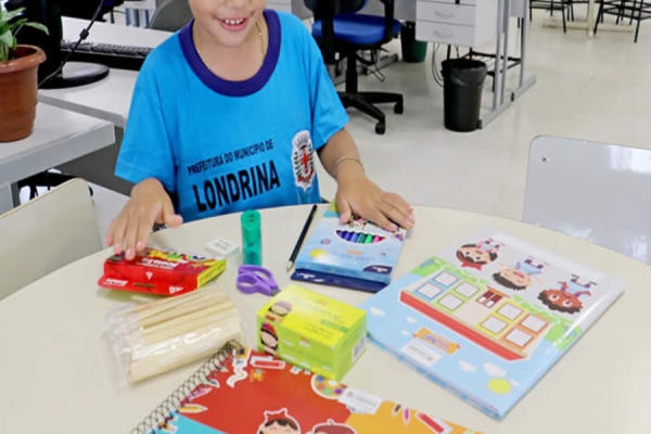 Alunos de Londrina vão receber material escolar e uniformes novos