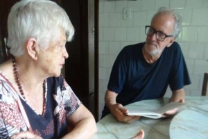 Autor platinense lança obra e lê para professora que já não pode enxergar