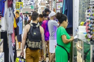 Fecomércio aponta que 81% dos paranaenses devem presentear parentes e amigos no Natal