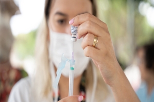 Mesmo com redução, Brasil segue tendo óbitos por COVID-19 em 2025