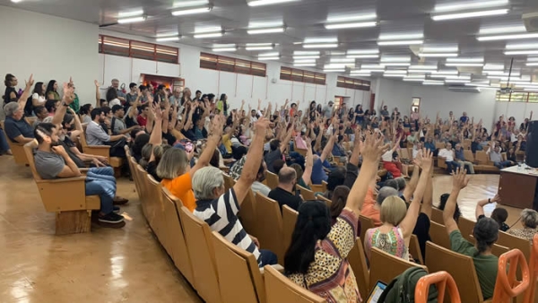 Professores da UEL aprovam greve a partir desta segunda-feira