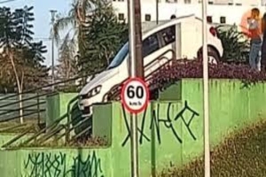 Carro Fica Preso em Escadaria do PAI Após Motorista Seguir Rampa de Pedestre