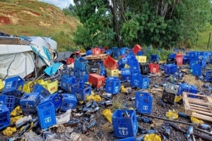 Acidente na BR-153 termina em saque de carga de cerveja
