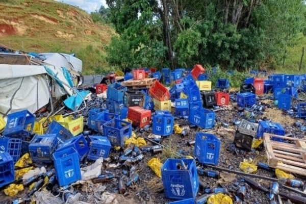 Acidente na BR-153 termina em saque de carga de cerveja