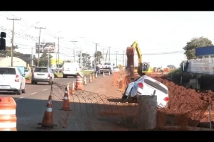 Motorista Fica Preso em Obra do Viaduto da PUC Após Não Perceber Vala