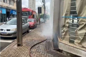 Moradores se assustam com fumaça saindo de prédio desativado no Centro de Londrina