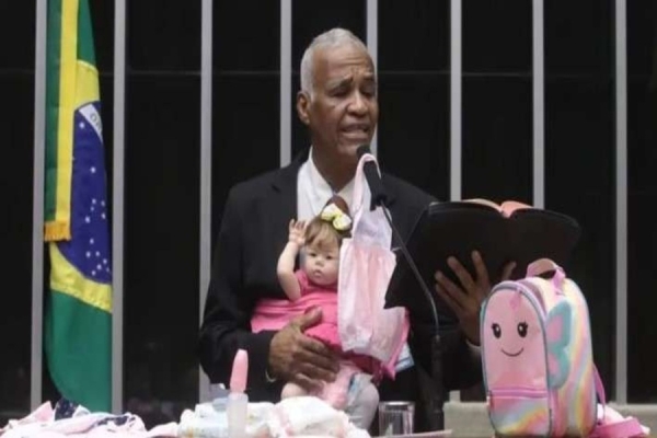 Deputado leva boneca reborn à Câmara e faz apelo por atenção às crianças reais em situação de abandono