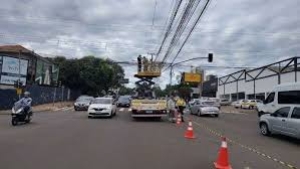 Fiação rompida por caminhão apaga semáforos na Av. Higienópolis
