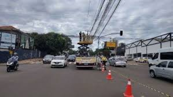 Fiação rompida por caminhão apaga semáforos na Av. Higienópolis