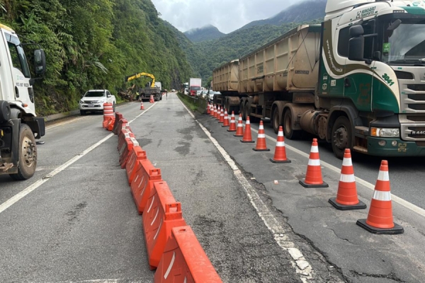 Sem guindaste e com faixa extra liberada, BR-277 tem apenas 400m em pista simples