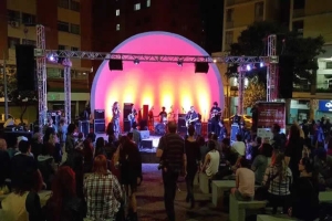 Concha Acústica: Sexta-feira com Feira Gastronômica e Show de Banda