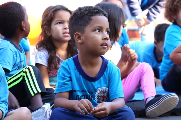 Volta às Classes: Alunos da Rede Municipal de Londrina de Volta às Aulas na Segunda-feira