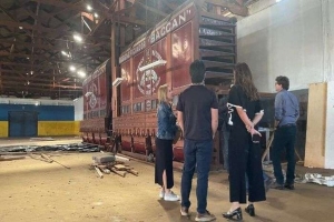 Máquina histórica de café sai da Leste Oeste e segue para a Sociedade Rural