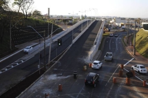 Após vários atrasos, viaduto da Dez de Dezembro pode ser liberado em 15 dias