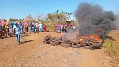 Comunidade Eli Vive reclama de estradas em protesto na Prefeitura de Londrina