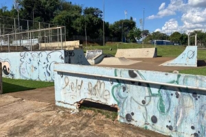 Abandono e vandalismo tomam conta da Praça da Juventude na Zona Norte de Londrina