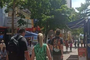 Onda de calor e Natal esquentam vendas no comércio de rua de Londrina